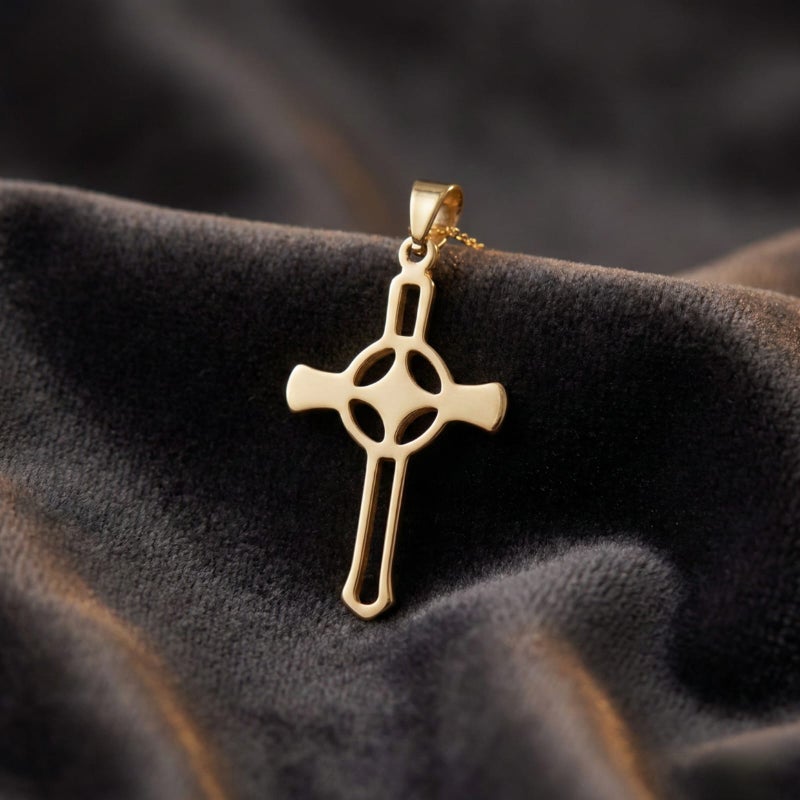 دلاية صليب كبير (بدون سلسلة) باللون الذهبي، مصنوعة من الستانلس ستيل المقاوم للصدأ، بتصميم مفرغ ودائرة وسطية. قطعة روحية أنيقة جداً. - Image 2